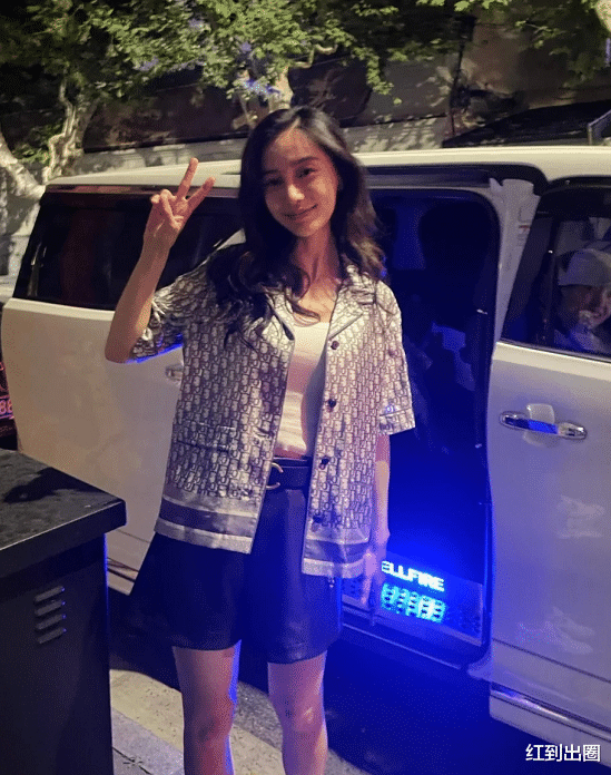 生图|baby上班被路人抓拍生图，穿超短裤双腿瘦成竹竿，发际线又上移不少