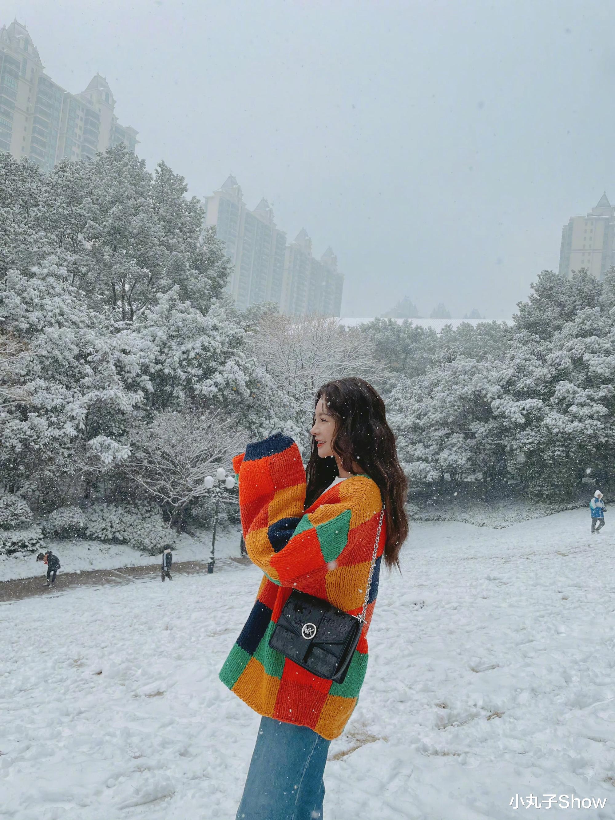沈梦辰|沈梦辰晒出长沙初雪美照,彩色开衫打扮青春靓丽,白色背景太美好