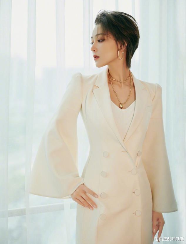 穿衣搭配|短发的张馨予别有风韵，穿低领连衣裙秀凹凸曲线，女人味十足