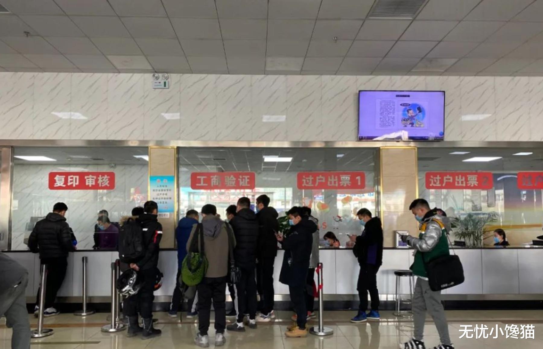 男子车管所摇号,刚要选“666”车牌就断网,工作人员:命中无缘