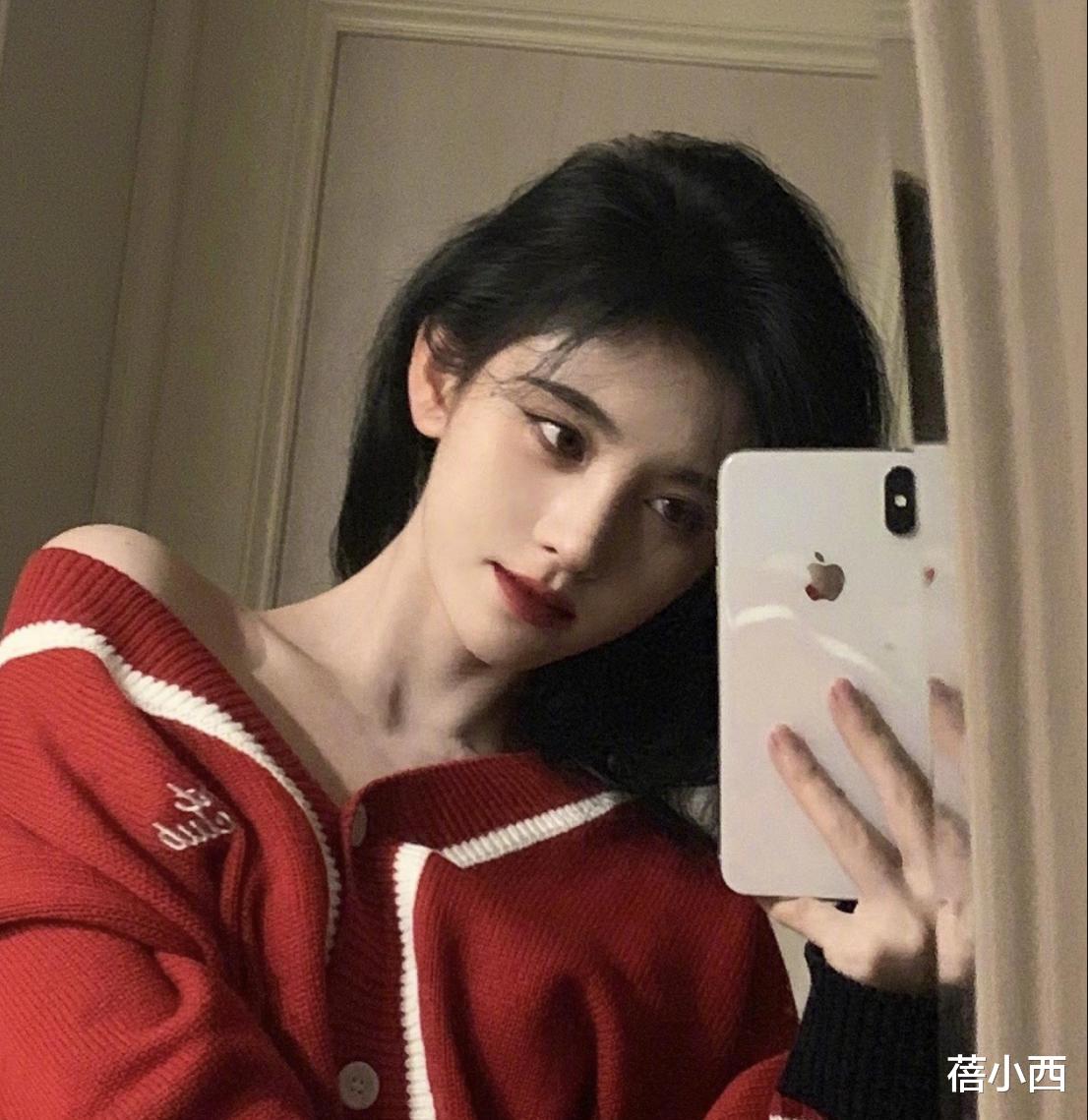 苗苗|郑恺的老婆苗苗时髦起来真有范，一身白+红穿搭，像换了个人似的