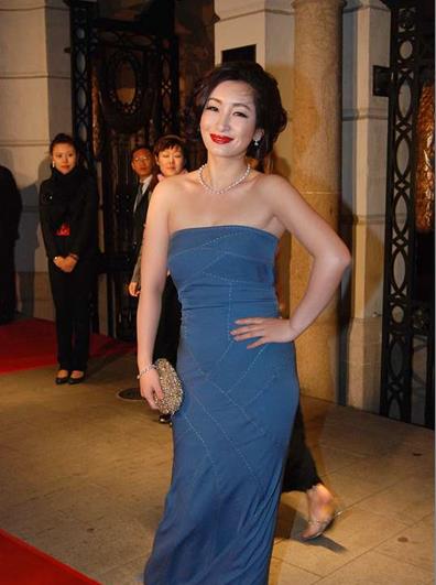 秦海璐|秦海璐用黑色腰带收腰，虽然没有纤纤细腰，但微微肉感也很迷人