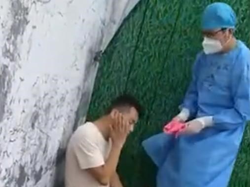 悦姐ya|河南小伙做核酸下巴脱臼，医生10秒帮他复位，网友：挂号费都省了