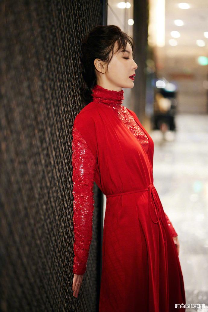 女人味|43岁陈数太有女人味，扎马尾配“红裙”惊艳又温柔，奔五更洋气！