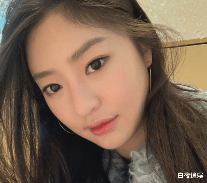 纪凌尘|28岁纪凌尘公开新恋情，女方私人照被扒出，颜值气质不输阚清子