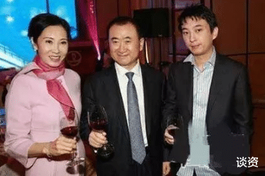 王思聪|王思聪与堂妹逛街被拍，全身大牌颜值似路人，富婆低头不自信