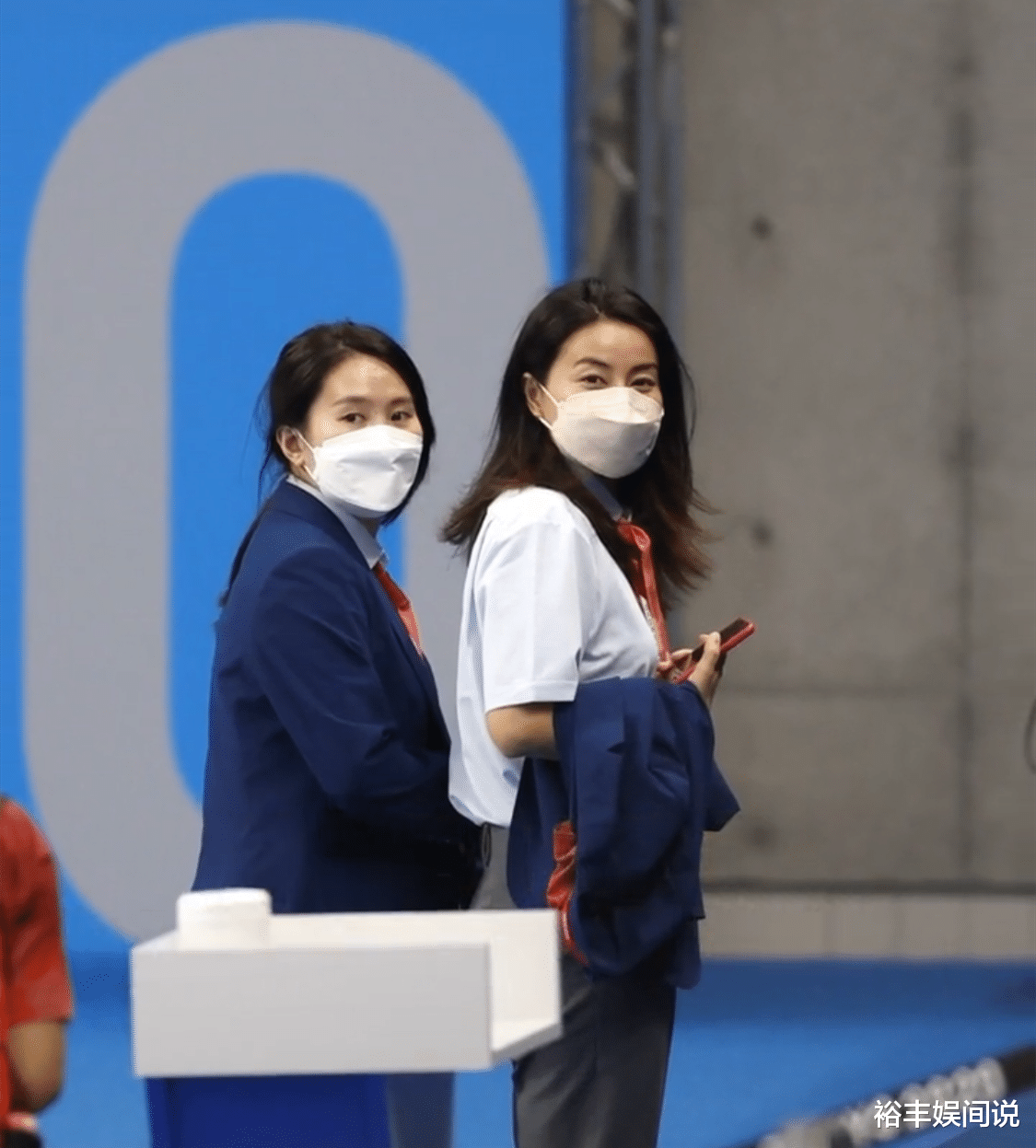 郭晶晶|郭晶晶街头帮霍启刚宣传，扎一元的头绳，热情与小朋友打招呼