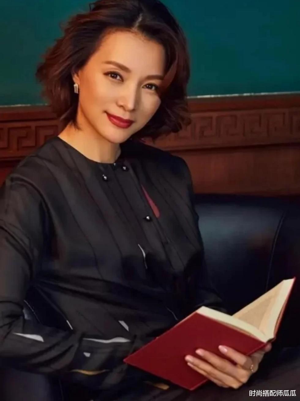 运动|董卿不愧是“央视一姐”，穿开叉红裙美得高级大方，优雅到骨子里