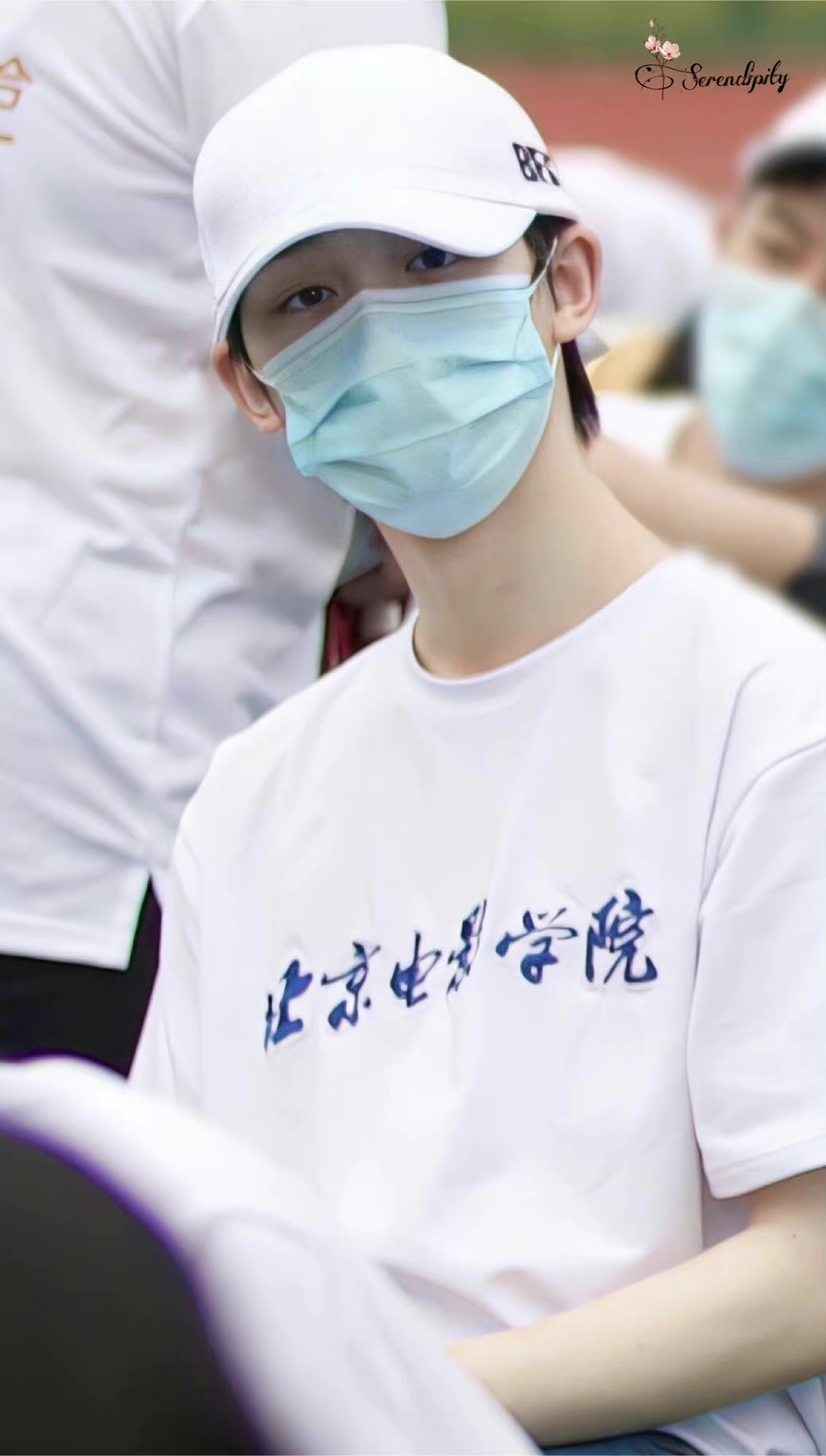 丁程鑫|丁程鑫和北电表演专业大合影，头比女同学还小