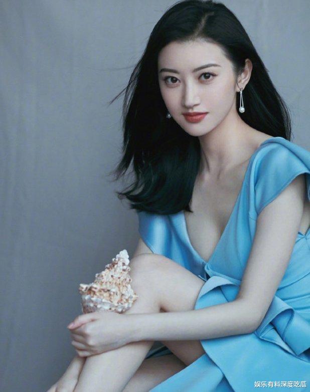 景甜|景甜：越来越“大胆”！v领吊带太惹眼，尽显丰满好身材