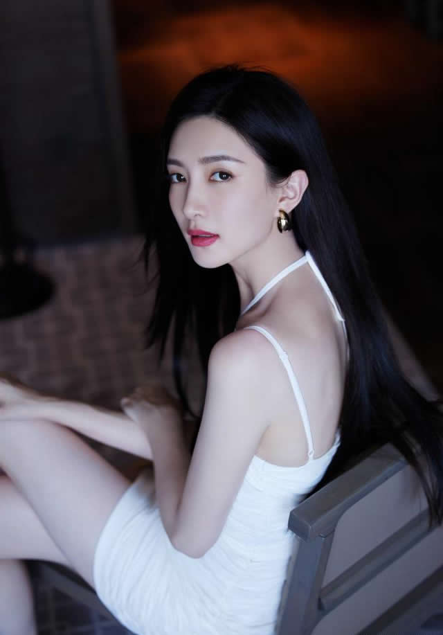 再会旧时光 性感图片：江疏影的吊带裙，4根肩带，大面积露肤，吸睛