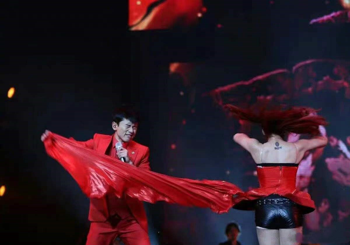 张杰|谢娜发文为张杰庆生,懒理张杰在演唱会上撕女舞者的裙子