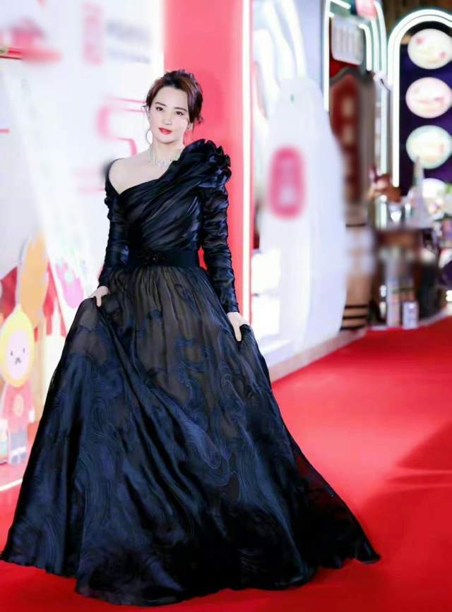 孙一文|年末红毯太养眼！61岁惠英红穿紧身裙秀身姿，26岁女星美如白天鹅