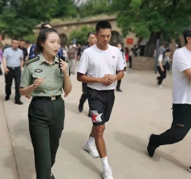 谢杏芳|林丹谢杏芳带儿子到延安过父亲节，两夫妻略显拘谨连手都不牵