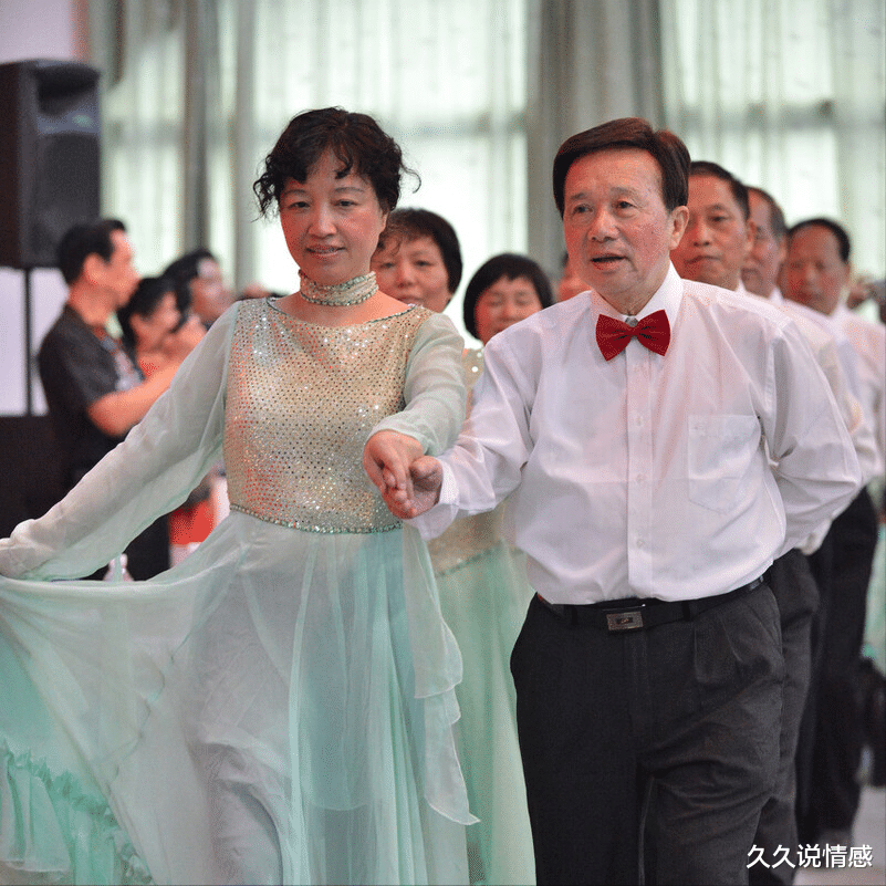 久久说情感|60岁阿姨坦言：跳交谊舞的男人实在太坏，换了4个舞伴，结局一样