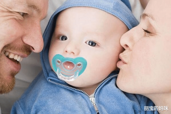 丽宝的妈咪|宝宝身上的这些“小动作”，暗示大脑发育达标，将来是个聪明娃
