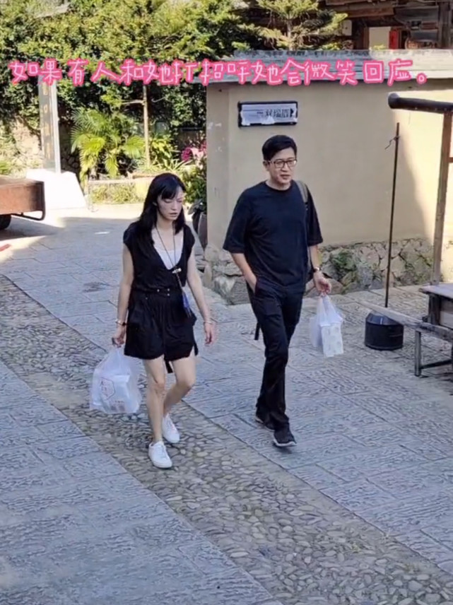 姚晨|41岁姚晨现身村口，真实素颜曝光与精修图差距大，路人：没认出来