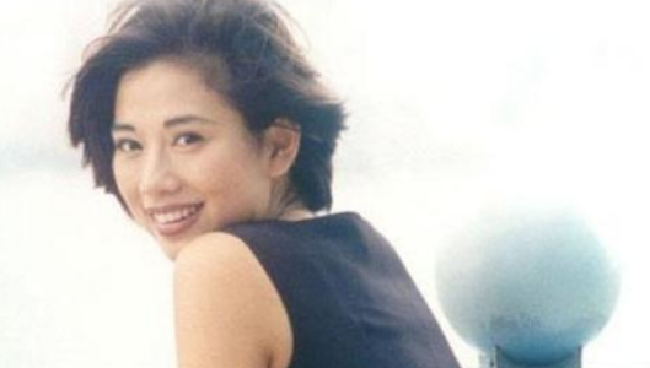 陈松伶|爆红时被经纪人骗光家产，后嫁小8岁男友，如今48岁身家过亿