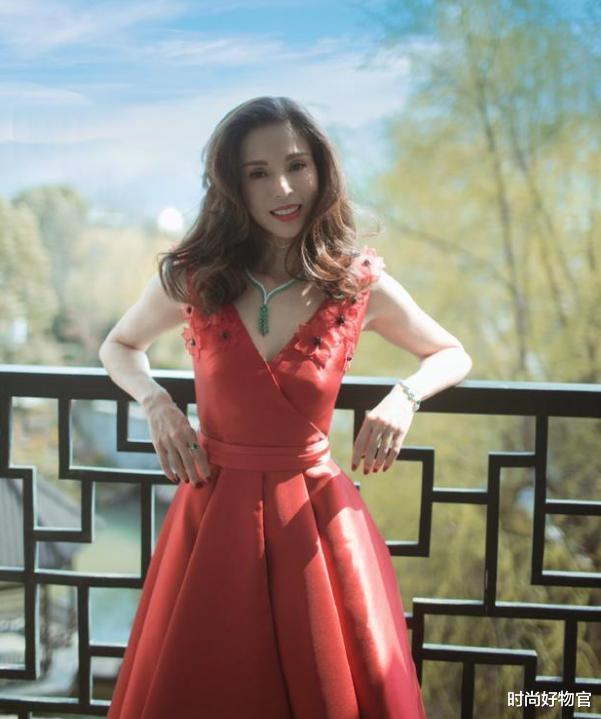 李若彤|有一种“炫腹”叫李若彤，穿背心下腰秀好身段，52岁依旧美若天仙