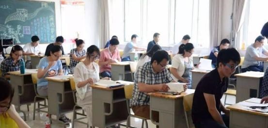 教师|考公务员很难上岸？这几条路不妨试试看，收入比公务员还稳定