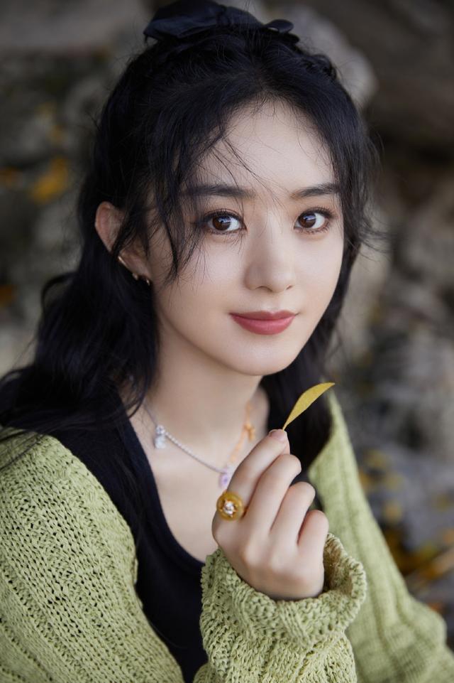 赵丽颖|赵丽颖和张碧晨同框比美，俩当妈的人一个比一个会穿，都挺显嫩的