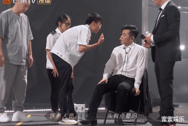 梁汉文|梁汉文踩空摔下台额头流血，袁咏仪隔空安慰，张智霖14岁儿子出镜