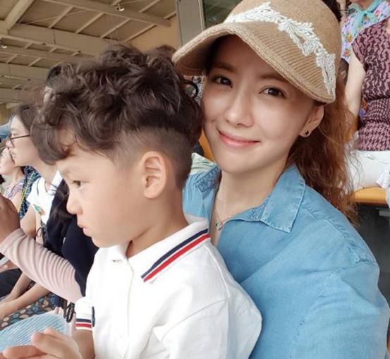 我独坐小窗一盏清茶 穿婆婆的睡衣,躺在公公腿上,难怪刘荷娜老公在家装隐形摄像头!