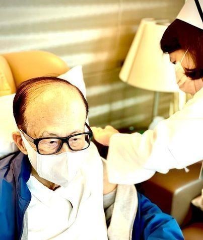 私照|93岁李嘉诚公开豪宅私照，边看电视边吃饭，饭菜简朴得令人意外