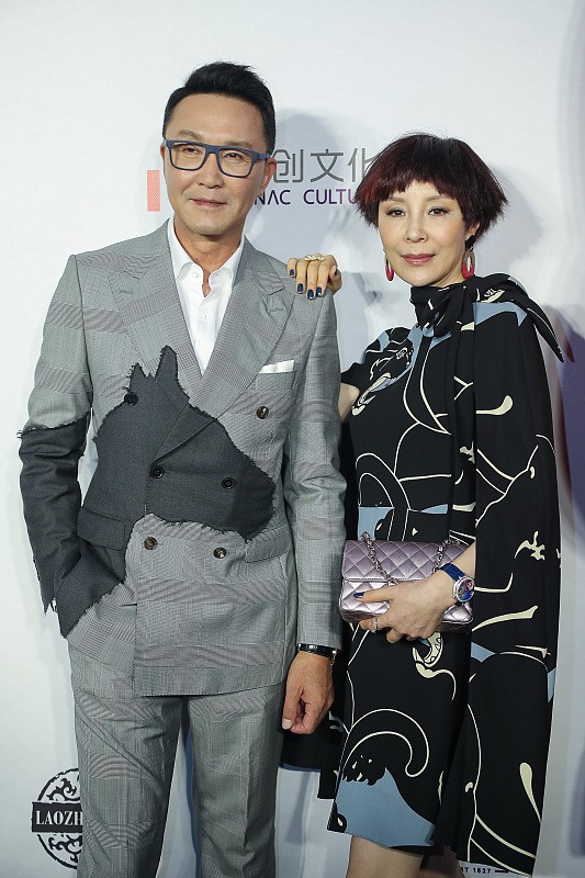 小白爱美搭 吴刚老婆虽年过半百但好有气质,穿印花裙优雅贵气,挺有领导风范