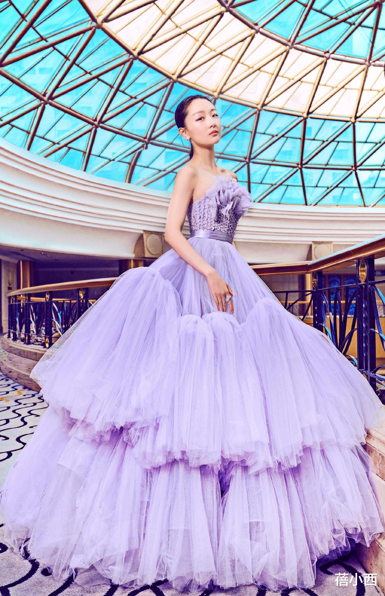 蓓小西 周冬雨的穿搭太时髦！针织衫配半身裙还叠穿一件背心，就她能撑住