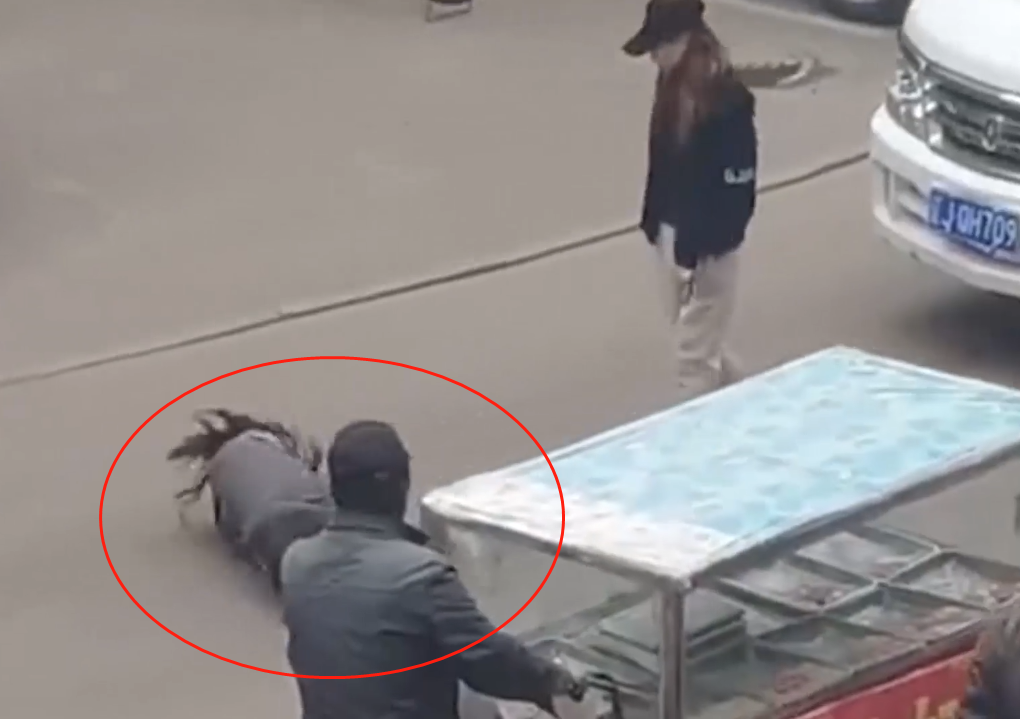 微社评 面子一文不值！辽宁女子在大街上打滚前进，疑因丈夫不给买衣服