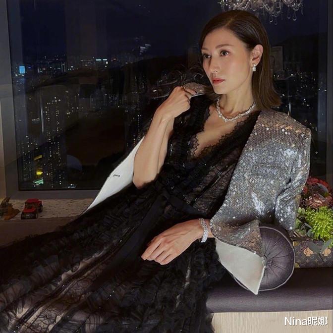 刘德华|李嘉欣终于守住富婆颜面！穿刺绣裙赴宴不输汪诗诗，姜还是老的辣