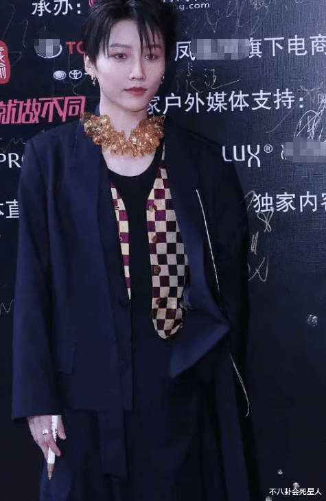 阿娇|最新女星红毯：55岁邓萃雯深V上阵太拼，阿娇臃肿，李纯身材吸睛