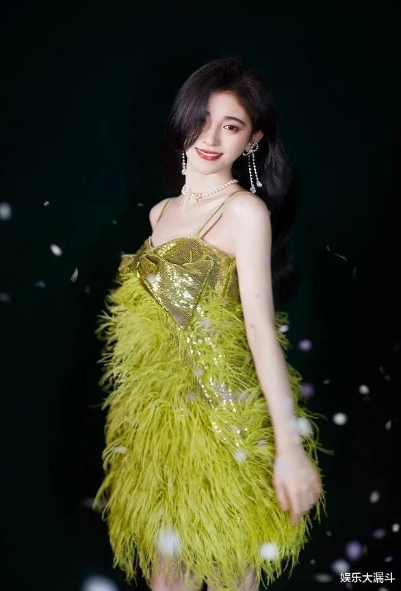 鞠婧祎|鞠婧祎身穿羽毛裙，清纯又不失性感，看到她的腿网友：确定159？