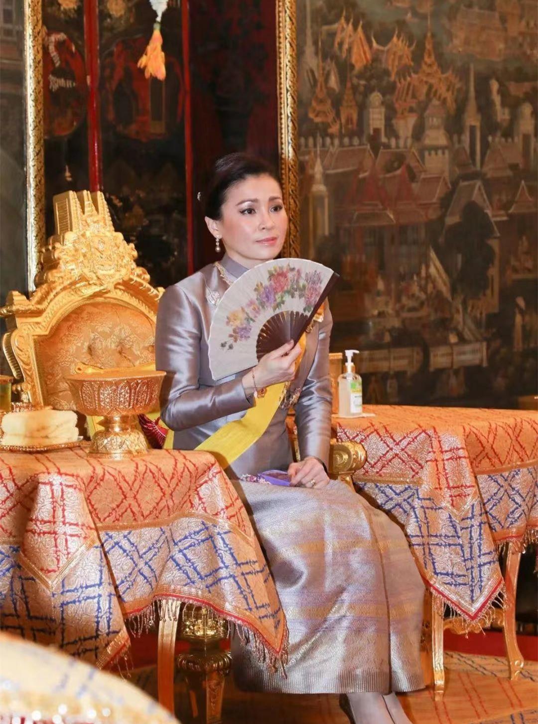 古风|苏缇达迷上“古风元素”，连续3次亮相手摇折扇，一颦一笑皆动人