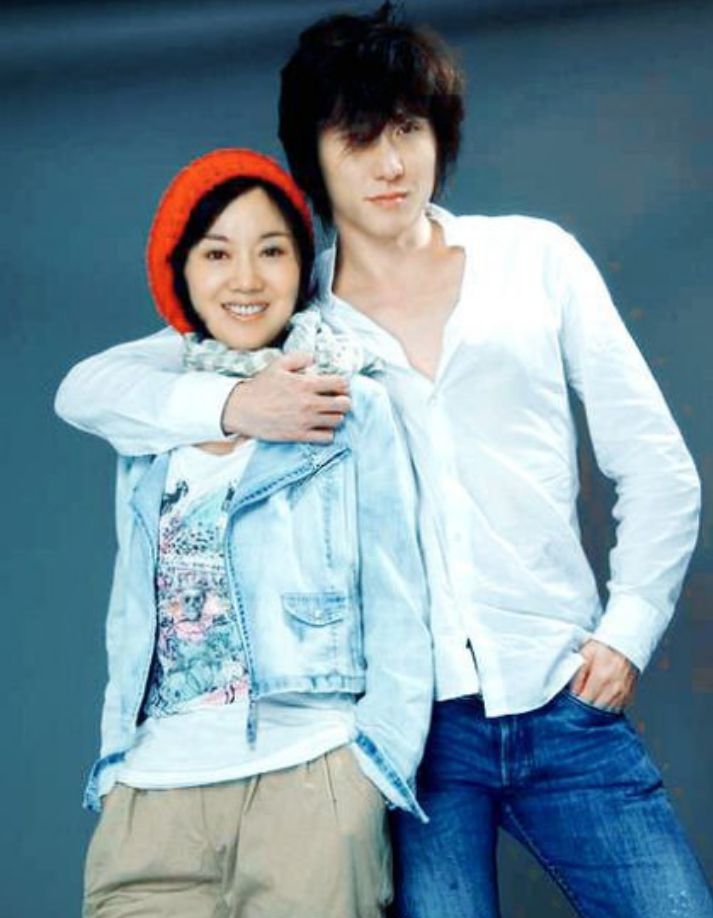 写真|“风情女人”闫妮：离婚后三次“吃嫩草”，当了17年的单亲妈妈