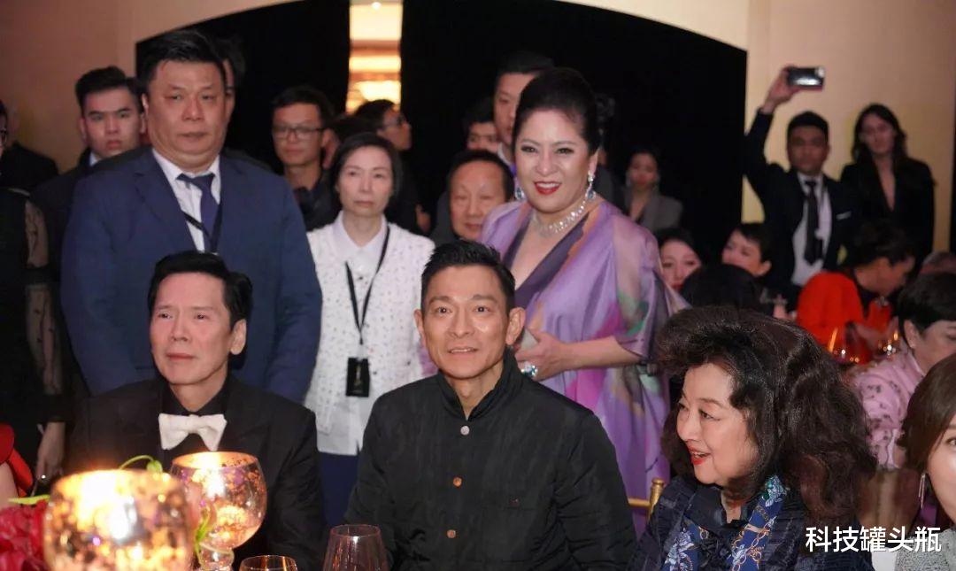 向华强|向华强最大的靠山是谁？不是军统出身的父亲，而是他的亲大哥