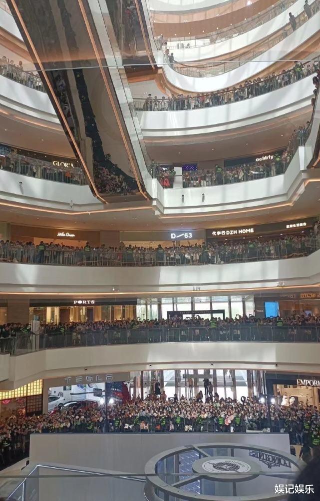 赵丽颖|赵丽颖现身商场，穿白裙美如仙女，婉拒一男士搀扶，傲娇模样太萌