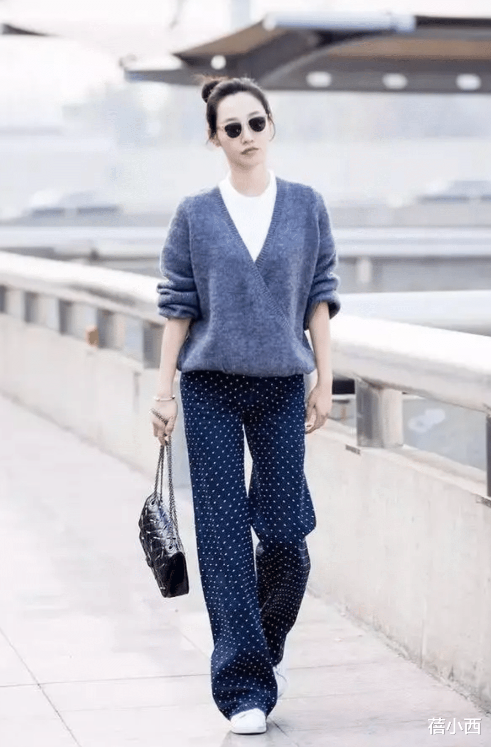 白百何|白百何、张震演绎侣装，2人穿牛仔装含情脉脉，摄影师拍得下去？