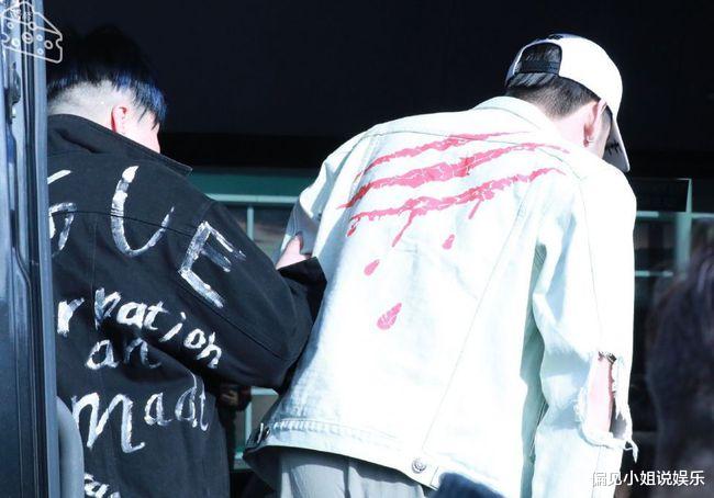 张云雷|德云社门口感人一幕，张云雷扶着王惠走路，知恩图报获得大家称赞