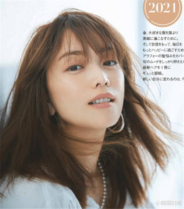 鸡胸肉|50岁女人少留黑长直，烫小卷，今年这6种发型正火，减龄又显脸小