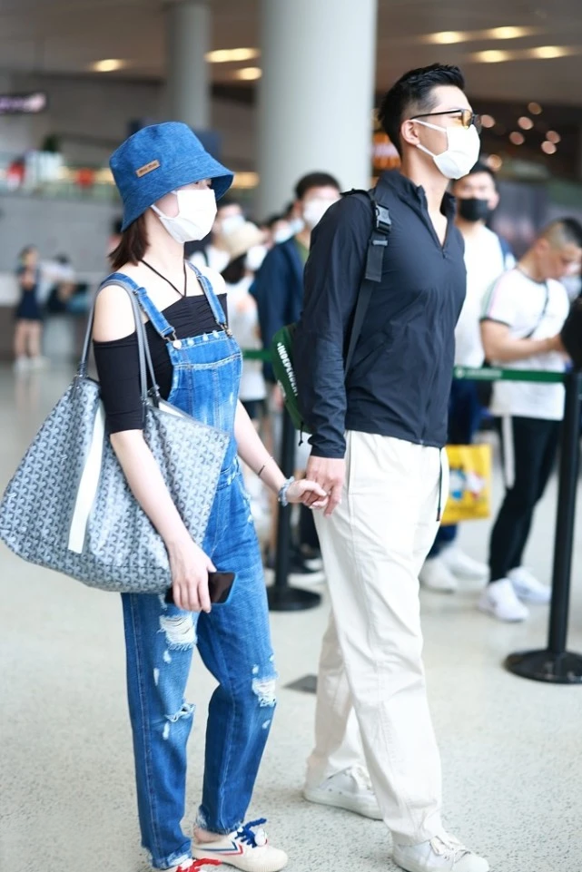 大表姐的时尚圈|赌王千金何超莲低调亮相，穿百元的国货布鞋也潮流，和窦骁很恩爱