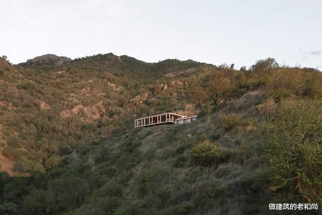 卧室|山腰上的私人住宅：两个体块分别处在不同标高，向山底的景观开放