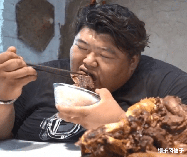 红烧肉 要钱不要命？600斤胖猴仔一口一块红烧肉，早把身体抛之脑后