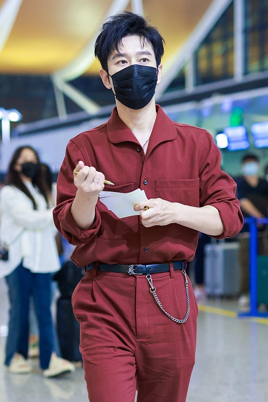 小白爱美搭 黄晓明瘦身成功变型男，身穿暗红色套装真酷，不再是“油腻霸总”