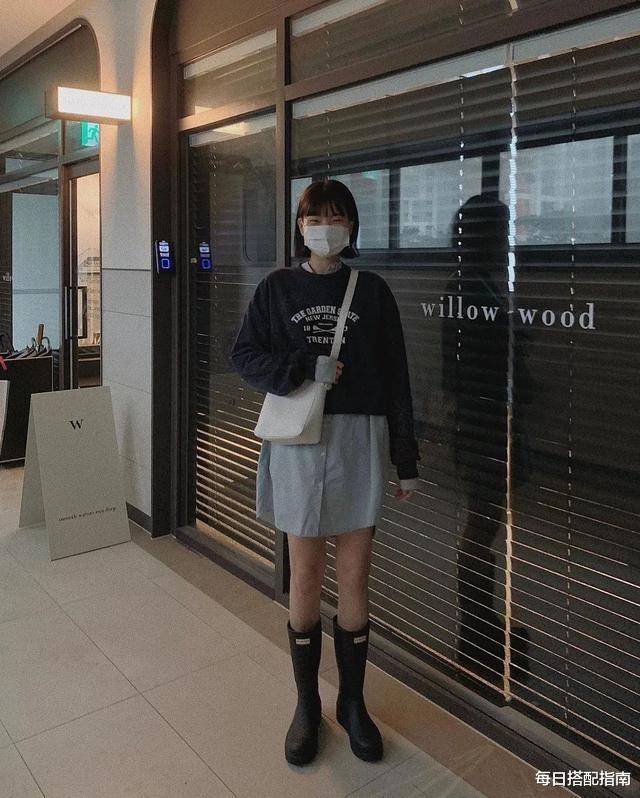 每日搭配指南|成熟女人穿卫衣要谨慎，掌握这几招穿搭法则，优雅得体又时髦