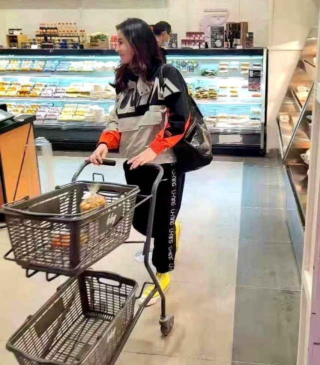 张柏芝|张柏芝现身学校录节目，双手紧托凸起腹部，胯部变大身材发福走样