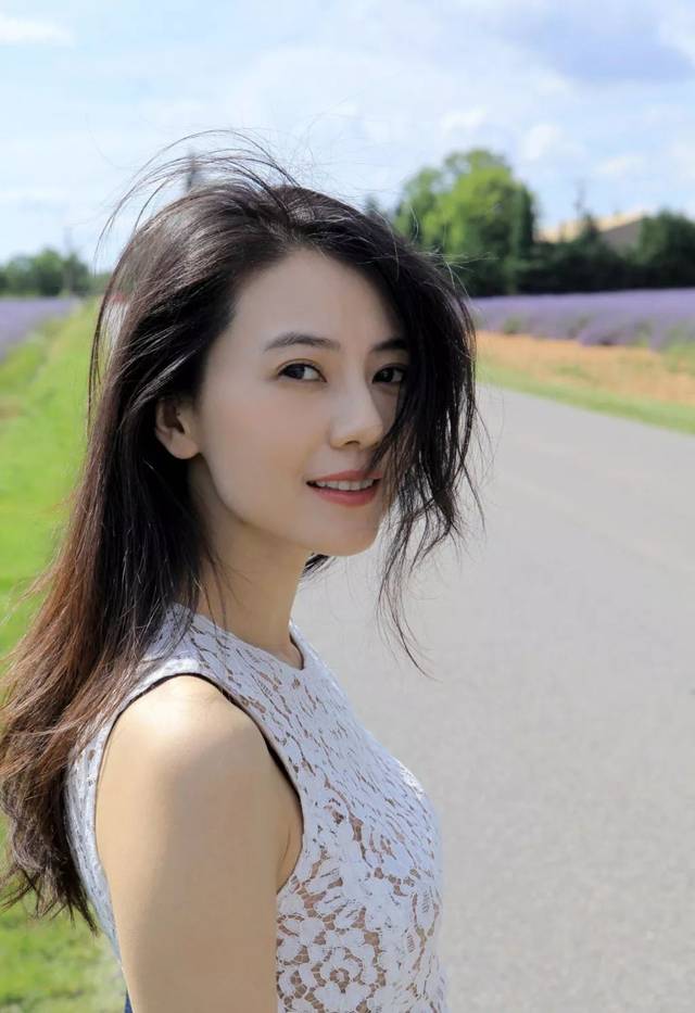 Angelababy|10位有“苦感”的女星，笑起来灿若玫瑰，不笑时走红毯都让人想哭