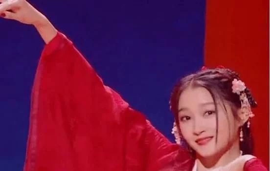 鞠婧祎|159鞠婧祎173关晓彤跳同一支舞，颜值相当，伸腿那一刻高下立现