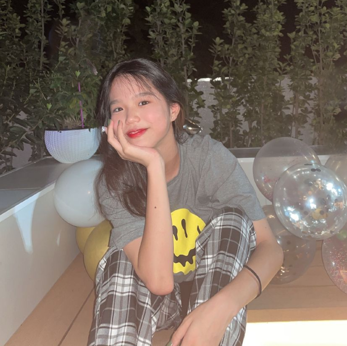 t恤|钟丽缇二女儿也太潮了吧，13岁涂红唇化淡妆，穿衣品味不输妈